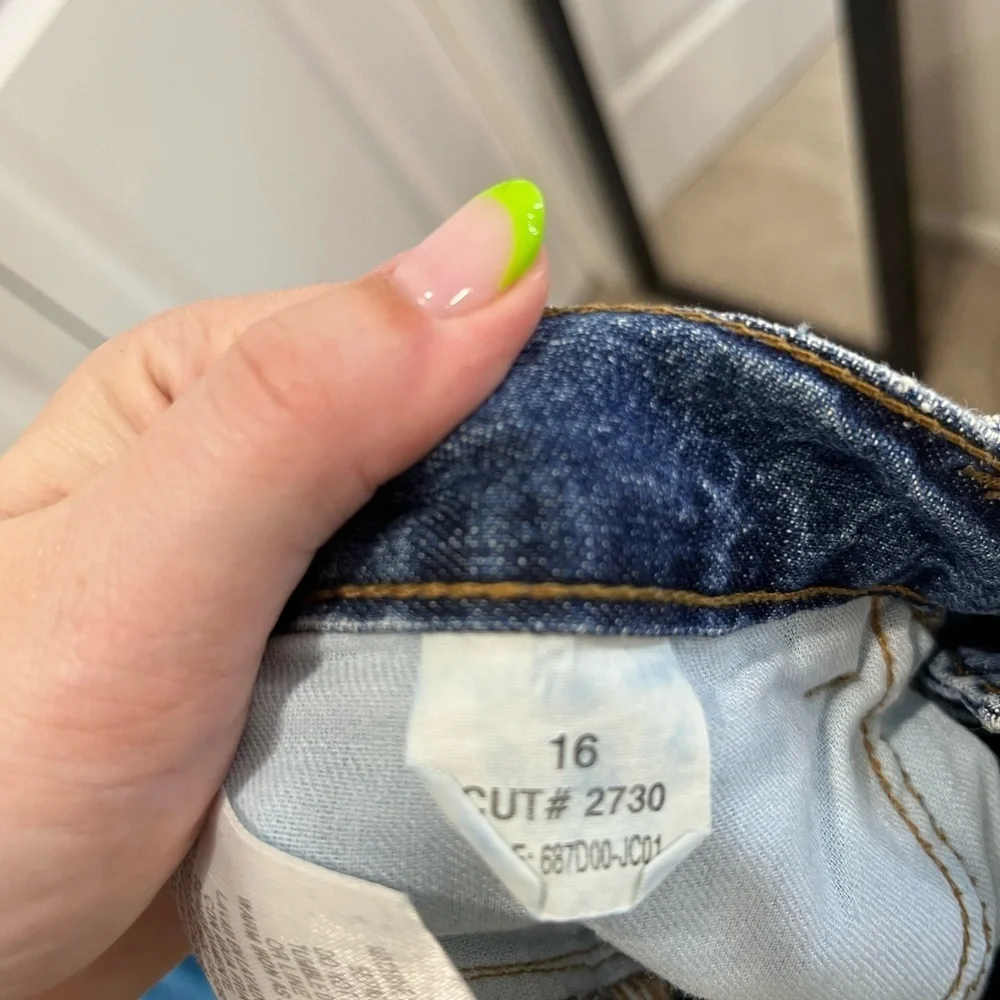 Dark wash l.e.i. Capri jeans